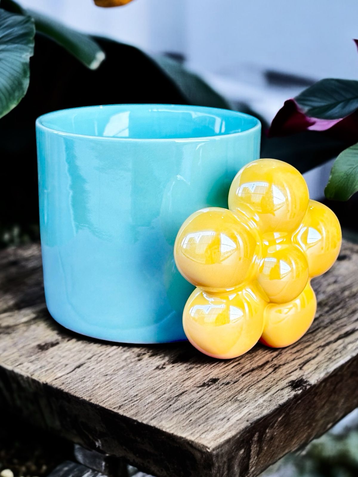 Contrast Charm: Dual-Tone Mug with Elegant Flower Handle