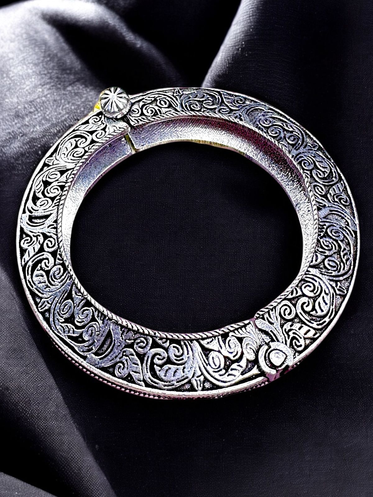 Antique Finish Oxidised Brass Kada – Handcrafted Traditional Cuff Bracelet