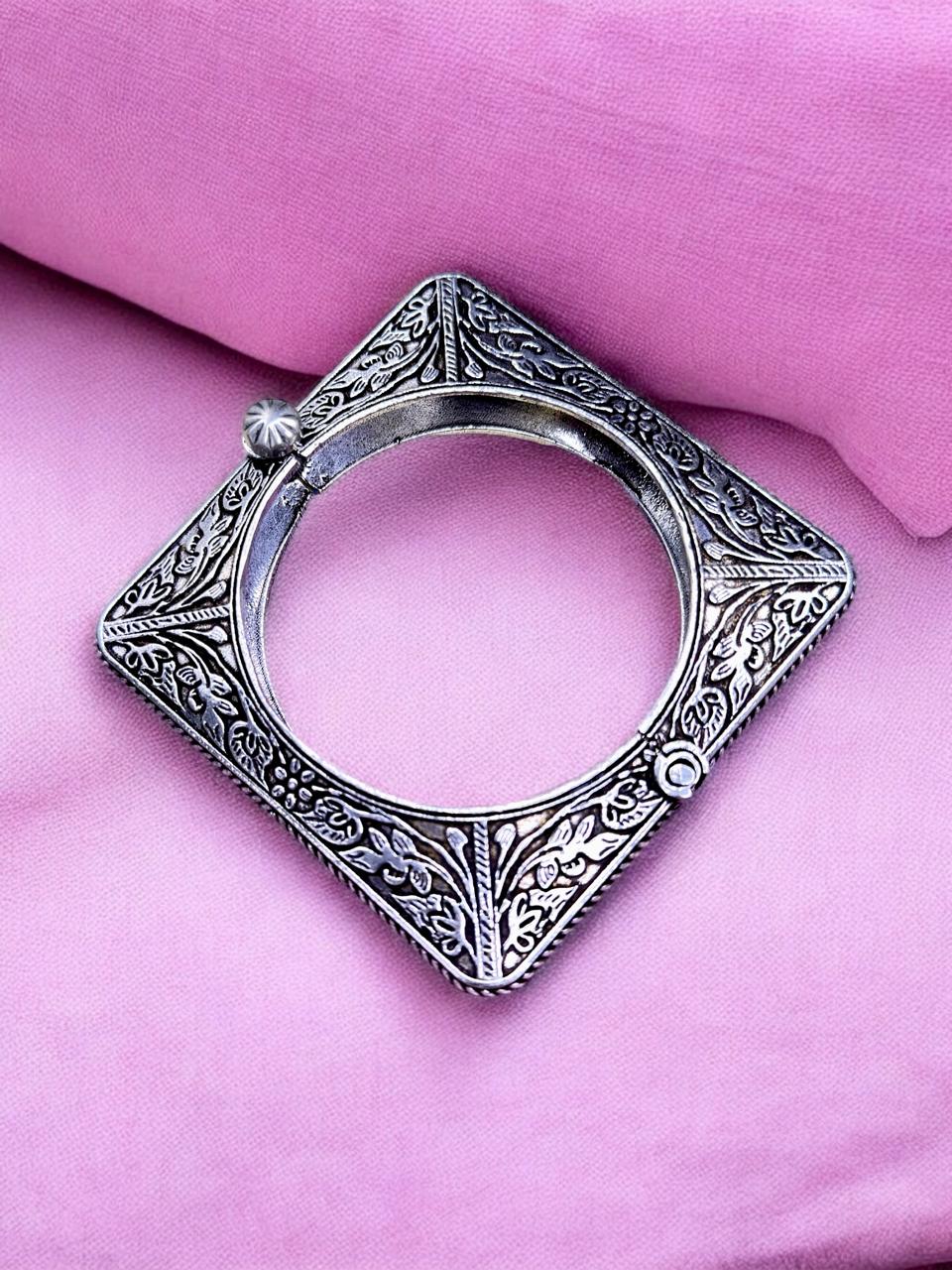 Antique Finish Oxidised Brass Kada – Handcrafted Traditional Cuff Bracelet