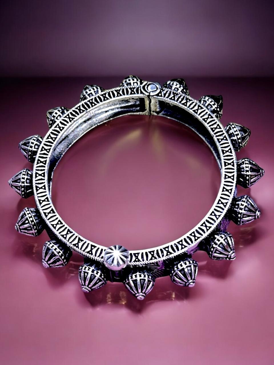 Antique Finish Oxidised Brass Kada – Handcrafted Traditional Cuff Bracelet