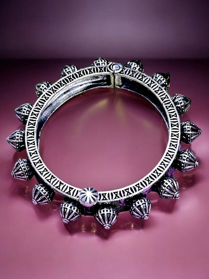 Antique Finish Oxidised Brass Kada – Handcrafted Traditional Cuff Bracelet