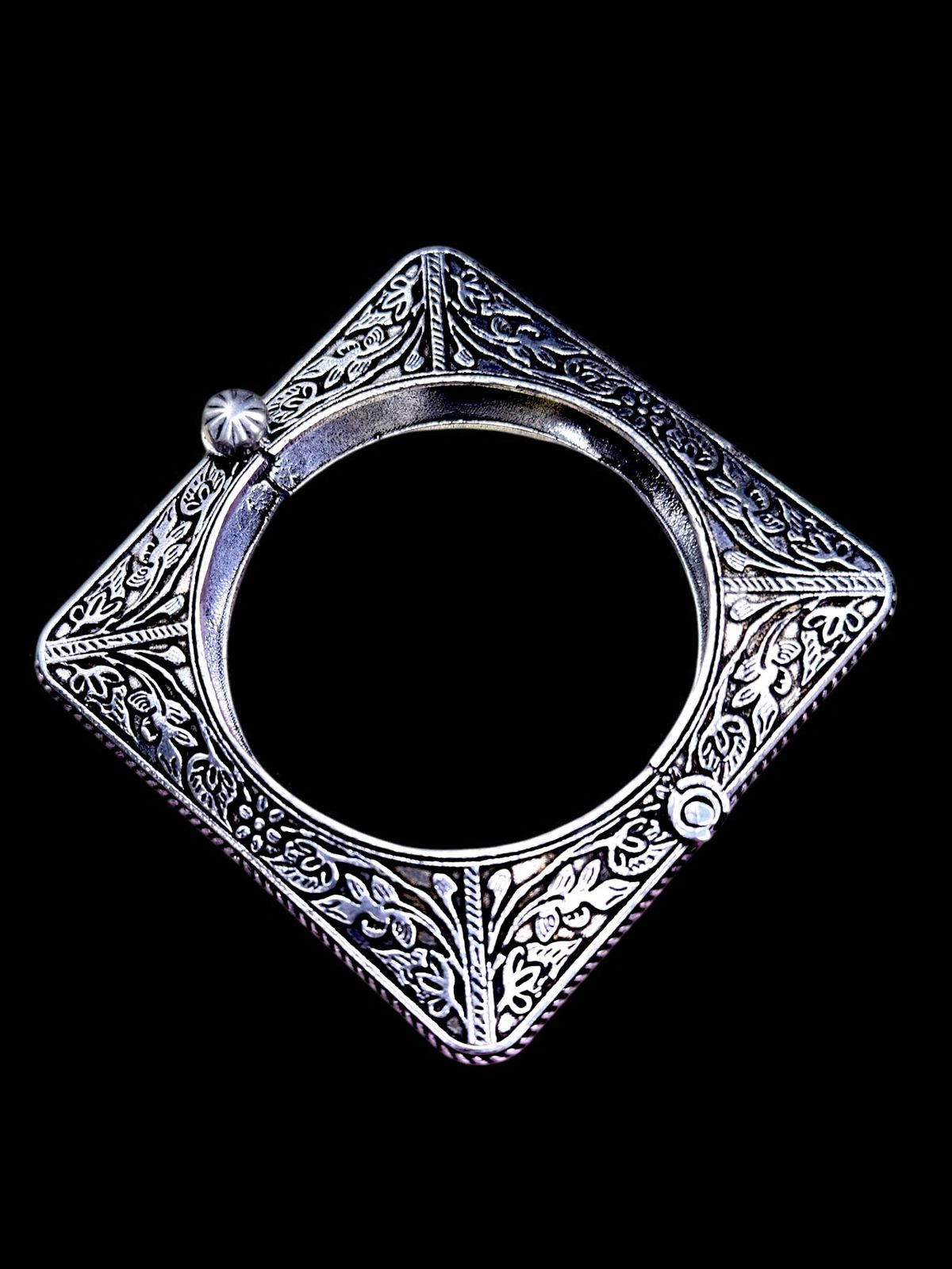 Antique Finish Oxidised Brass Kada – Handcrafted Traditional Cuff Bracelet