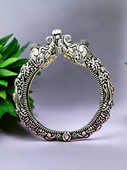 Antique Finish Oxidised Brass Kada – Handcrafted Traditional Cuff Bracelet