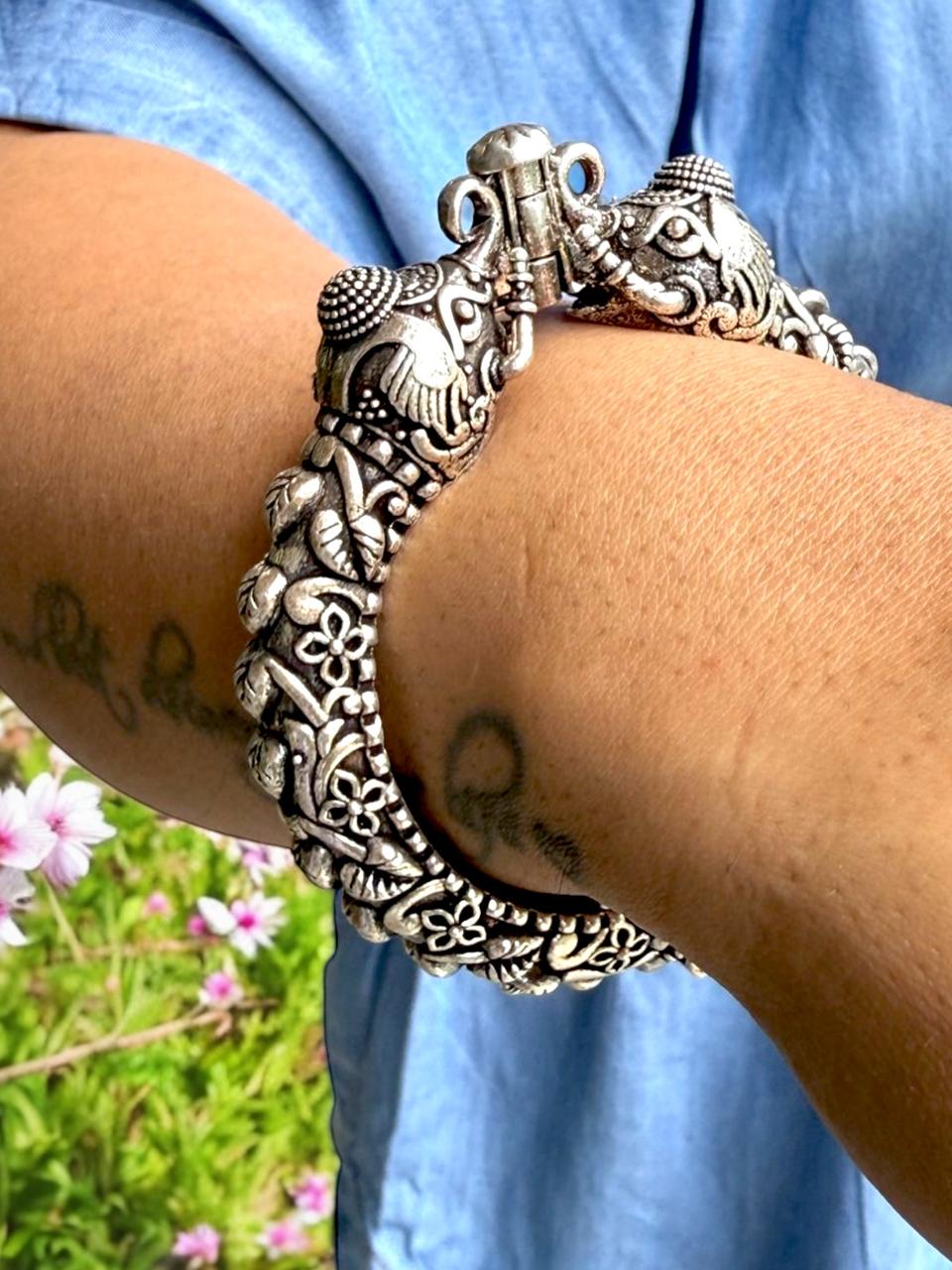 Antique Finish Oxidised Brass Kada – Handcrafted Traditional Cuff Bracelet