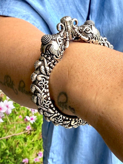 Antique Finish Oxidised Brass Kada – Handcrafted Traditional Cuff Bracelet