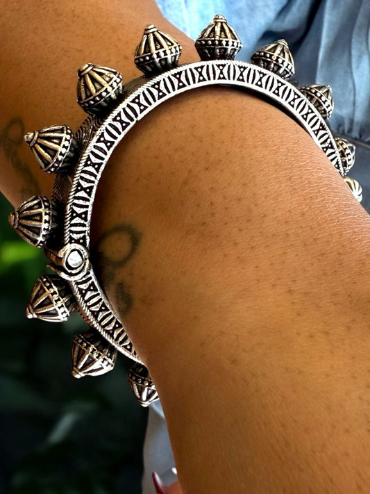 Antique Finish Oxidised Brass Kada – Handcrafted Traditional Cuff Bracelet