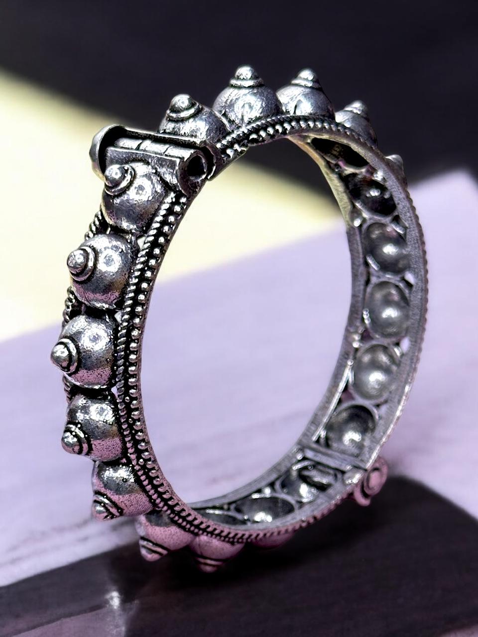 Antique Finish Oxidised Brass Kada – Handcrafted Traditional Cuff Bracelet