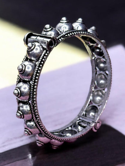 Antique Finish Oxidised Brass Kada – Handcrafted Traditional Cuff Bracelet