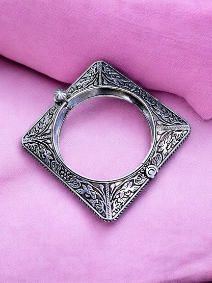Antique Finish Oxidised Brass Kada – Handcrafted Traditional Cuff Bracelet